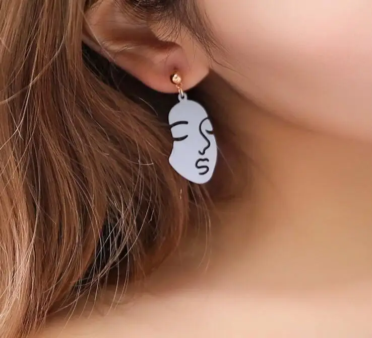 

Unique Abstract Hollow Human Face Stud Earrings Creative Statement Exaggerated Asymmetric Brincos For Women Personality Jewlery