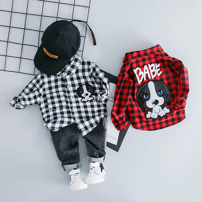 Baratos Trajes de ropa infantil HYLKIDHUOSE 2019 conjuntos de ropa de primavera para bebés y niñas, camisa a cuadros con solapa, Jeans, dibujos animados, Disfraces para niños