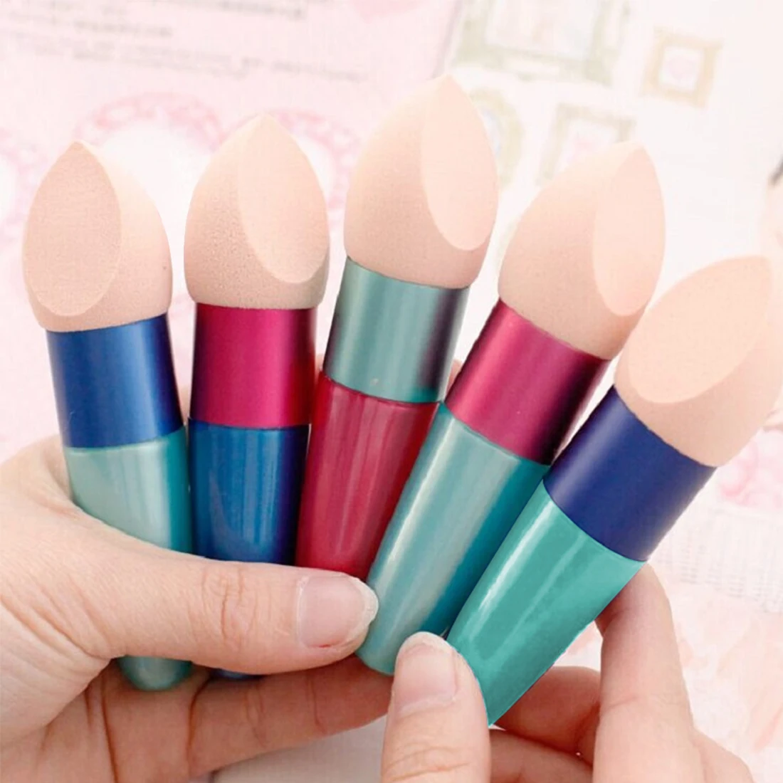 

Color Random Bullet Shape Makeup Sponge Puff with Handle Beveling Foundation Powder Cosmetic Puff Brush Beauty Make up