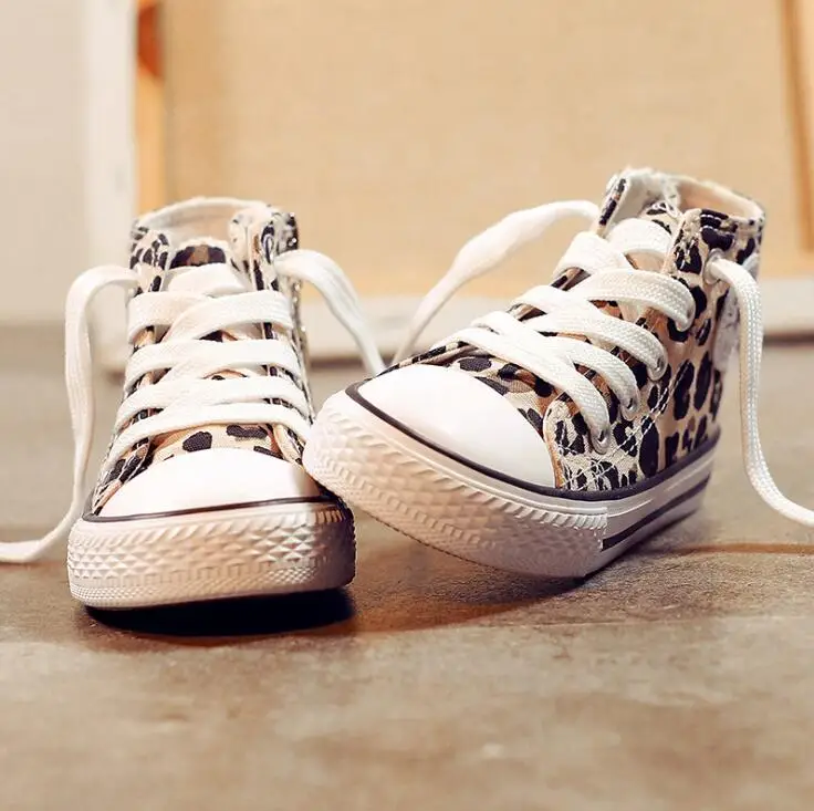 Baratos Zapatos casuales para niños con estampado de leopardo, zapatos de lona clásicos Unisex para niñas, zapatillas con cordones para estudiantes, zapatos para niños pequeños