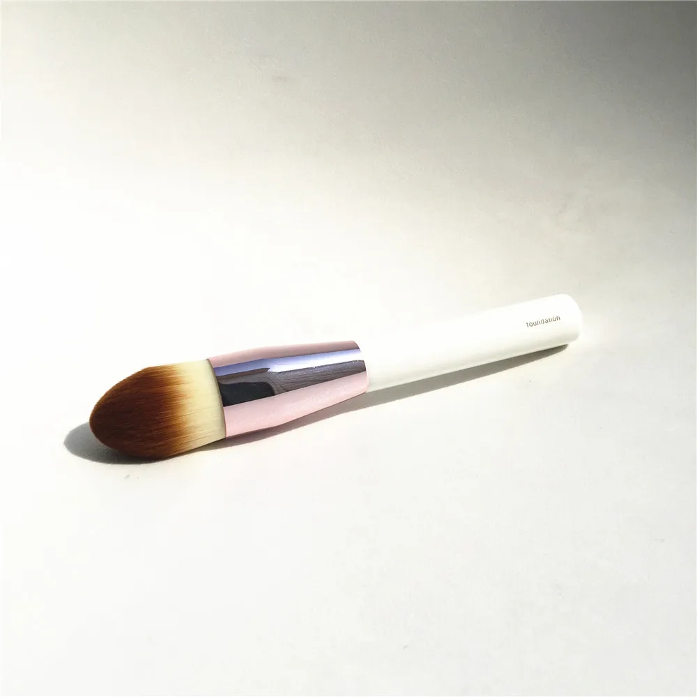 La Mer Foundation Brush _ 1