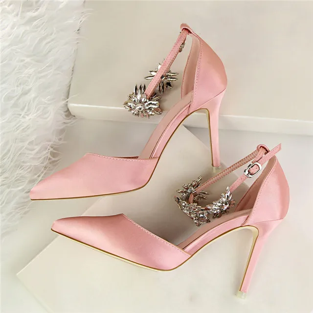 Eleganckie buty na wysokim obcasie z ozdobnymi kamieniami kobiety pompy jedwabiu Pointed Toe buty ślubne kobiety klamra pasek kryształ szpilki kobiety SWB0025 tanie tanio Boussac Cienkie obcasy Super Wysokiej (8cm-up) Podstawowe Szpiczasty nosek Na co dzień Pasuje prawda na wymiar weź swój normalny rozmiar Eleganckie buty na wysokim obcasie z ozdobnymi kamieniami kobiety pompy jedwabiu Pointed Toe buty ślubne kobiety klamra pasek kryształ szpilki kobiety SWB0025 tanie tanio Boussac Cienkie obcasy Super Wysokiej (8cm-up) Podstawowe Szpiczasty nosek Na co dzień Pasuje prawda na wymiar weź swój normalny rozmiar
