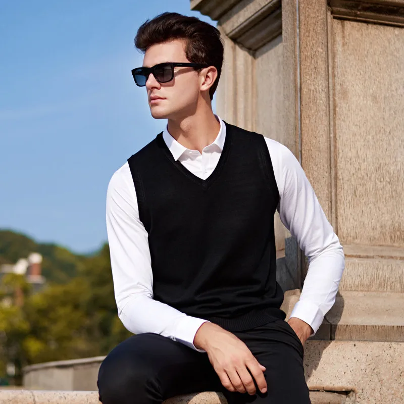 Мужской шерстяной свитер без рукавов вязаный Однотонный с треугольным вырезом