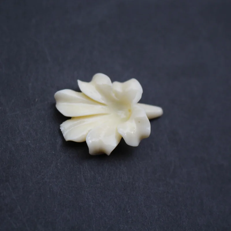 

5Pieces 30mm*25mm*7mm Coral beads Large Coral Leaf beads Cabochon Beige color for Jewelry making