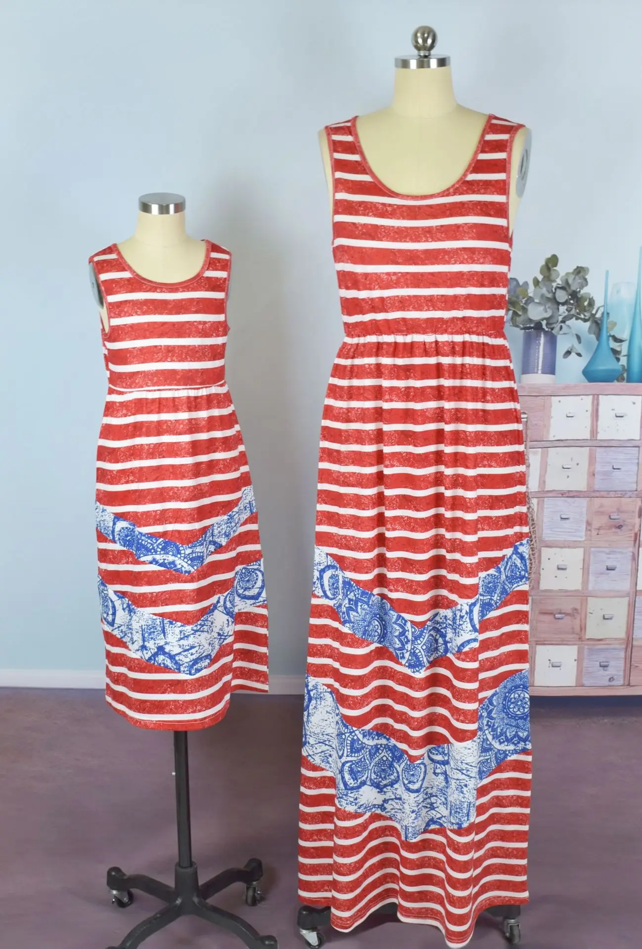 2018 весенне-летние одинаковые платья для мамы и дочки, платье на бретелях в красно-белую полоску с абстрактными вставками