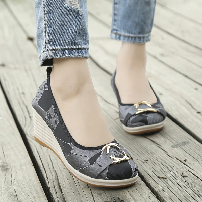

AARDIMI 2019 Embroidered Canvas Shoes For Women Mary Janes High Heels Shoes Women Pumps Flowers Casual Shoes Height Increasing