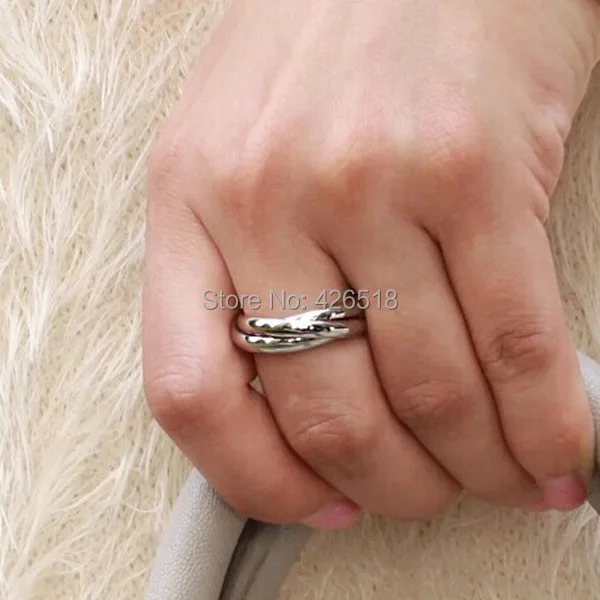 переплетенные 3. кольца борромео символ. вензель буквы. кельтский трикветр символ. веревка фон.