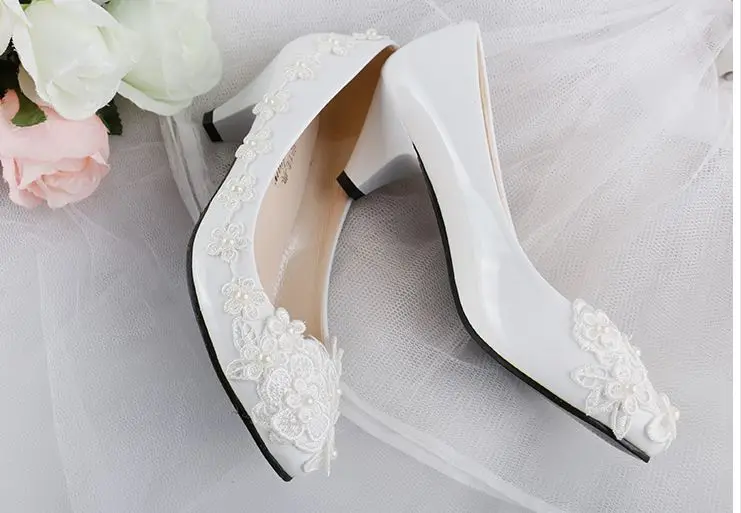 Большие размеры; белые свадебные туфли на шнуровке; женские туфли с круглым носком на среднем низком каблуке ручной работы; красивое кружево с цветами; обувь для невесты; Туфли подружки невесты