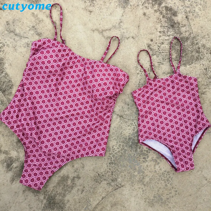 Family Matching Swimwear 2019 Summer Dot Bikini Set Mother Daughter Father Son Matching Swimsuit Men Boy Swimwear Shorts Outfits