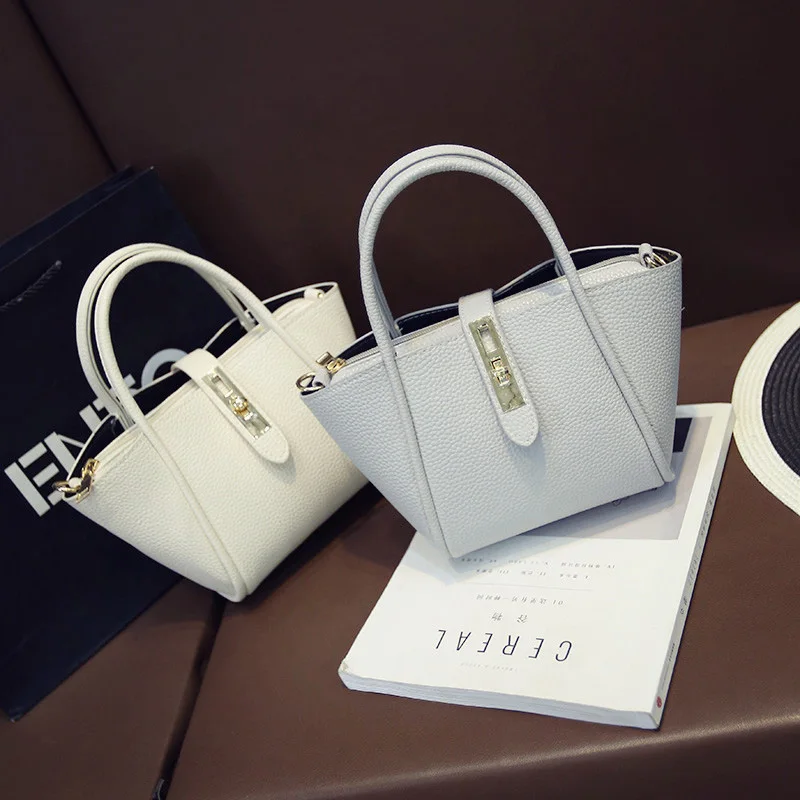 Free shipping, 2018 new fashion woman handbags, trend messenger bag, simple Korean version women bag, retro shell flap. Free shipping, 2018 new fashion woman handbags, trend messenger bag, simple Korean version women bag, retro shell flap.