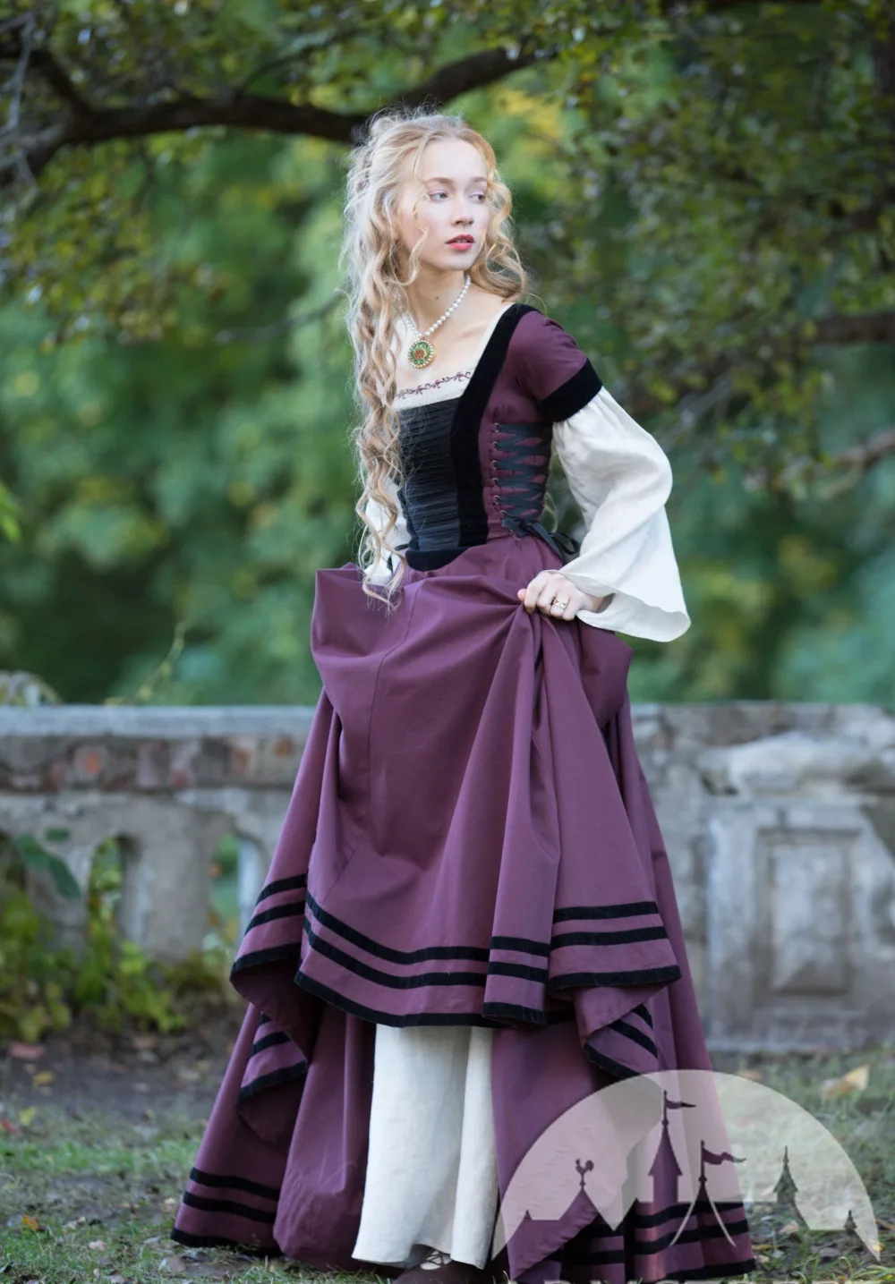 renaissance-memories-fitted-dress-with-velvet-12