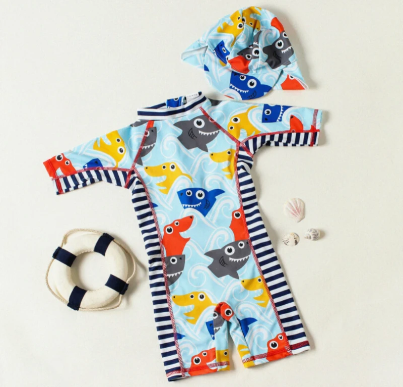 Для маленьких мальчиков и девочек с милыми мультяшными рыбками в полоску, короткий рукав, защита от солнца, пляжная одежда для серфинга+ шапочка для купания