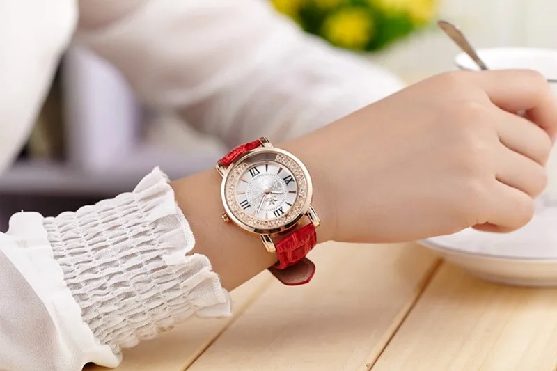 Новые женские часы кожаный браслет со стразами наручные часы женские Модные Часы Дамские аналоговые кварцевые часы reloj hombre - Цвет: red