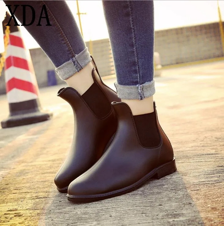 melhor XDA Estilo Das Mulheres Da Forma Quente Botas de Cabeça Redonda de Couro salto baixo sapatos de Mulher Martin Botas Primavera outono botas de chuva À Prova D Água f439