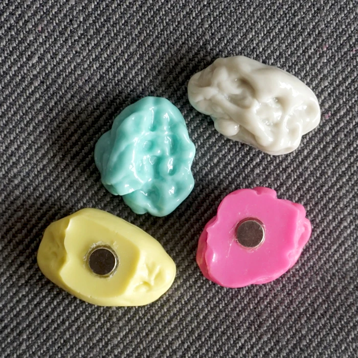 

4pcs/set Chewed Gum Fridge Magnets Sticker Refrigerator Magnetic Sticker Stuck up April Fool's Day Gift Tricky Spoof Funny Toys