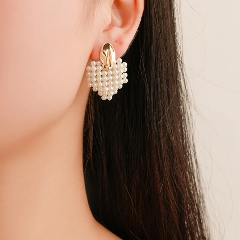 

2019 new women's pearl earrings love pearl earrings beautiful beaded heart metal earrings ladies jewelry