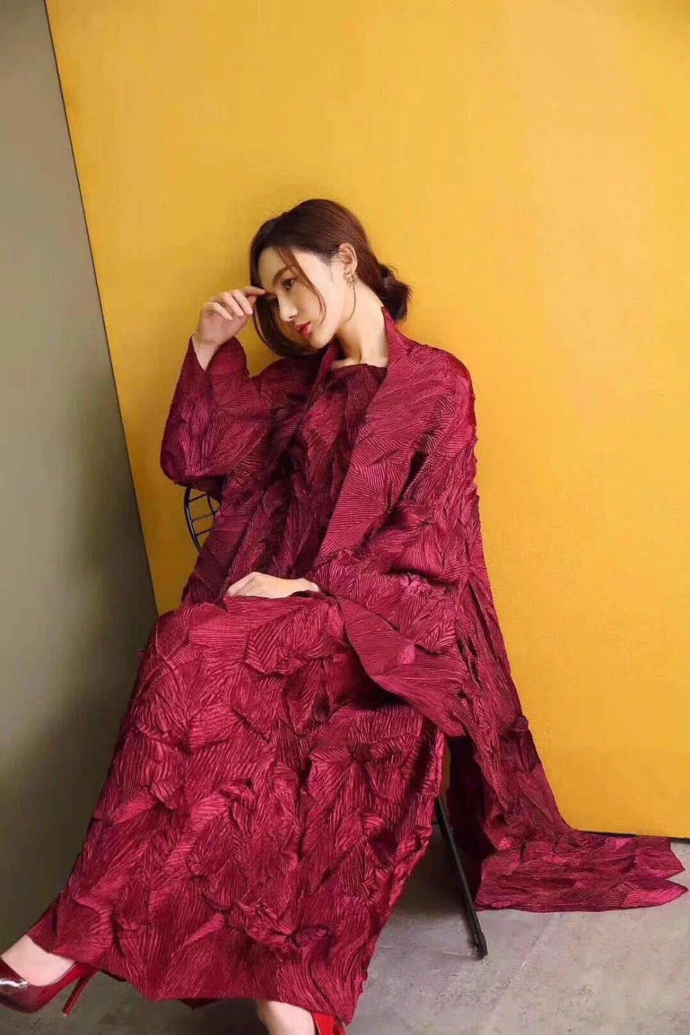 Miyake fold осень bronzing двухсекционный комплект плиссированная ветровка с длинным рукавом + большое свободное платье с коротким рукавом в
