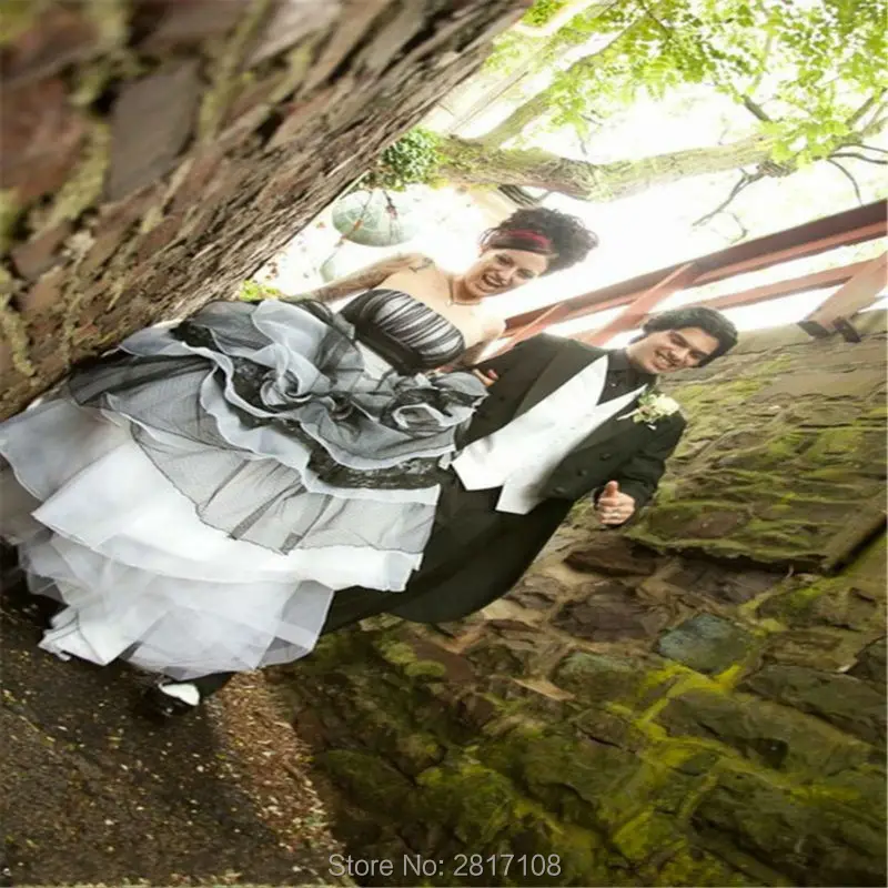 2017-BlackAnd-White-Lace-Gothic-A-Line-Wedding-Dresses-Plus-Size-Strapless-Tiers-Court-Train-Contry (3)