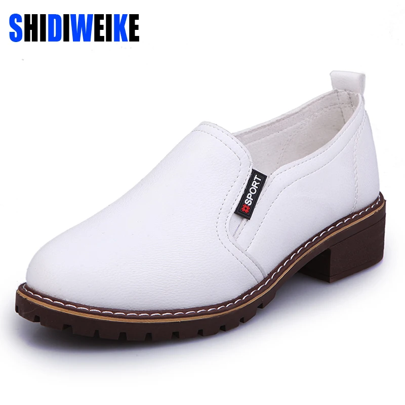 preço SHIDIWEIKE 2018 Mulheres Sapatos Baixos Dedo Do Pé Redondo Lace Up Oxford Shoes Mulher Mulheres Brogue Sapatos de Couro Macio B908