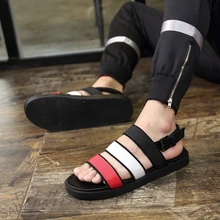 Стильные мужские сандалии с пряжкой на ремешке; модные повседневные пляжные сандалии; обувь на плоской подошве; Цвет черный, красный; мужские сандалии-гладиаторы; Mujers