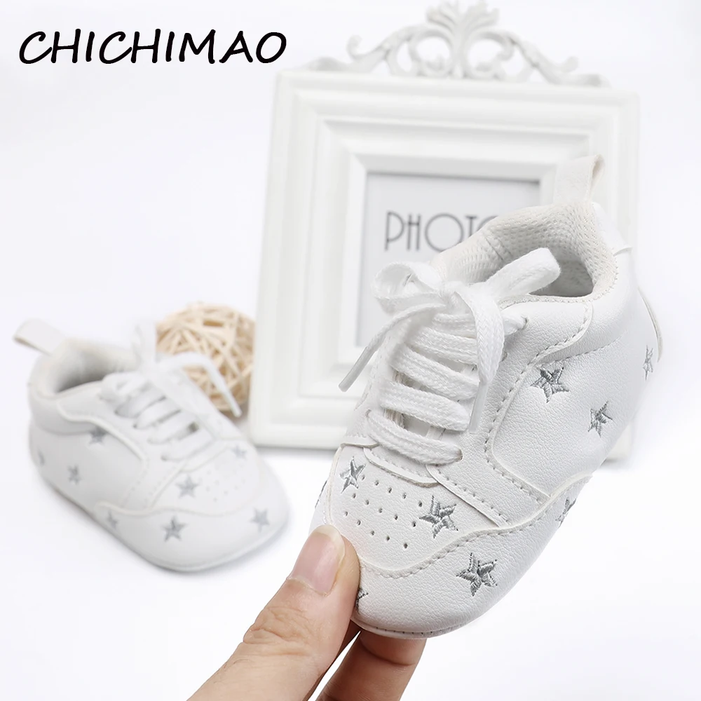 Стильная обувь для малышей из искусственной кожи 0-18 месяцев; детская обувь для девочек и мальчиков; Кроссовки для новорожденных; доступно 6 цветов; мягкая подошва