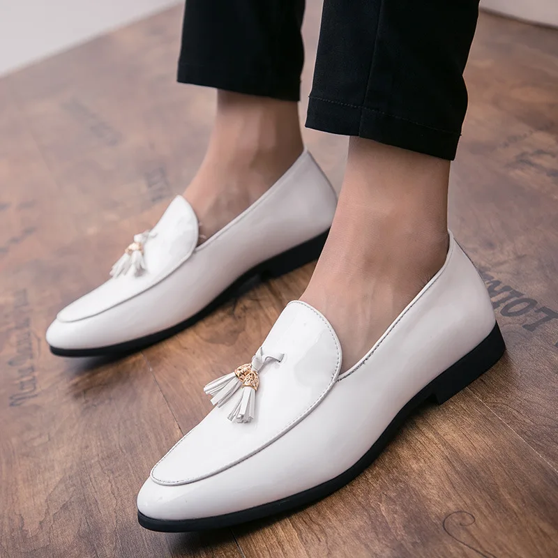 Туфли из лакированной кожи с кисточками; роскошные мужские деловые туфли на плоской подошве; блестящие модельные мужские туфли; офисные дизайнерские Лоферы для мужчин