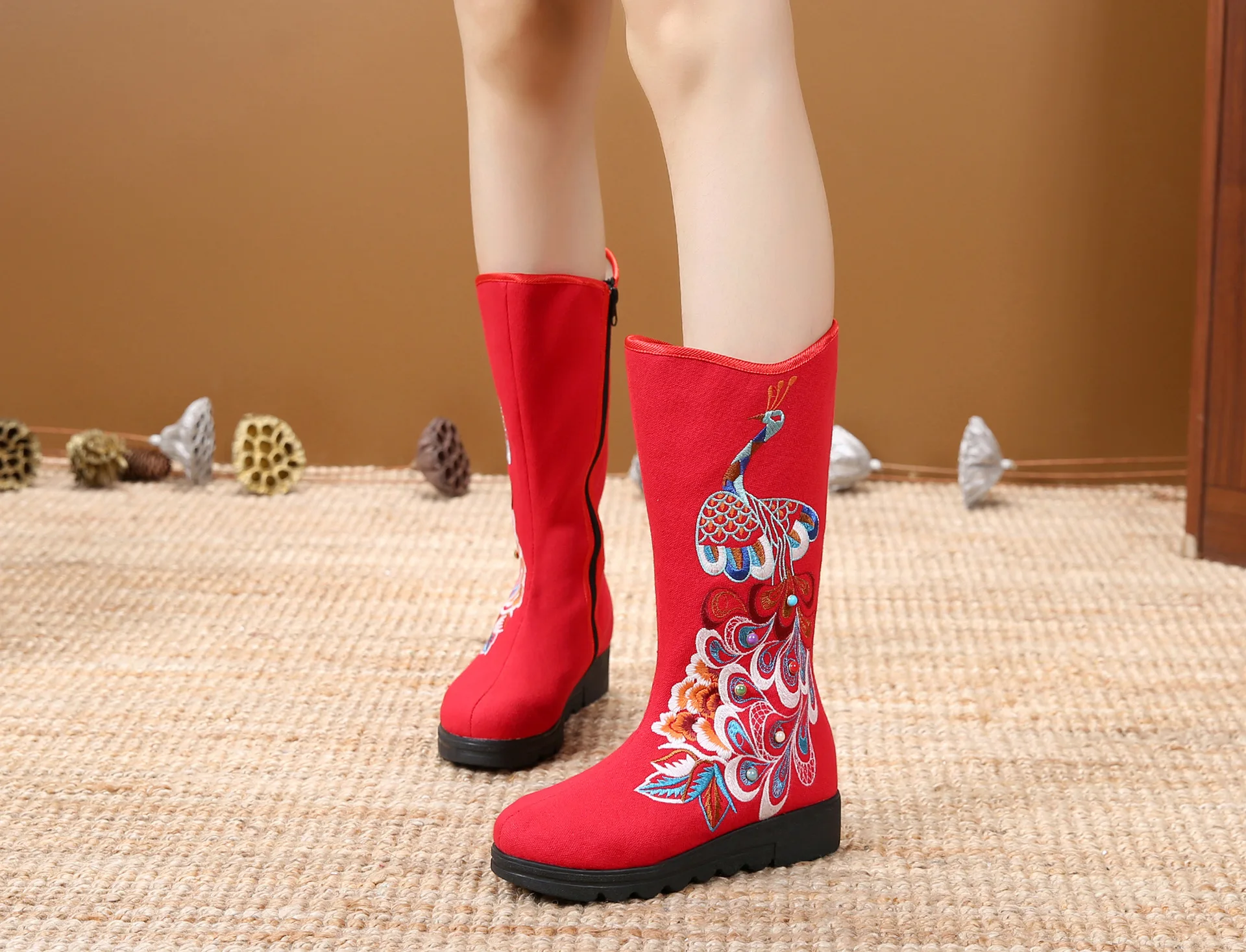 

2018 autumn and winter new Chinese style old Beijing plus velvet shoes women embroidered wild high-heeled cotton boots.