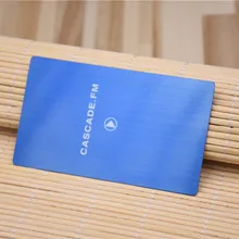 Синяя матовая металлическая карта с выгравированным принтом, белый логотип, небольшой минимальный заказ, 100 шт., прямая металлическая карта, завод,,, дизайн