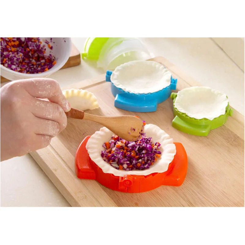 

Creative Dumpling Maker 7.5cm Dough Press Dumpling Ravioli Mold Cooking Pastry Tools Plastic Pack Random Color