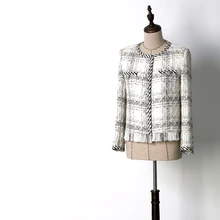 Осенняя Женская модная Элегантная черная и белая твидовый в клетку короткая куртка с круглым вырезом и цепочками однобортное пальто Верхняя одежда с кисточками JC2422