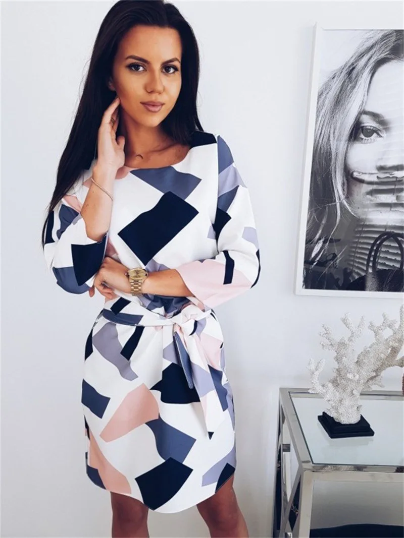 Осеннее женское платье с геометрическим принтом, поясом и карманами ...