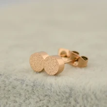 Минималистичные матовые Крошечные круглые серьги для женщин и мужчин, ювелирные изделия из нержавеющей стали, заполненные розовым золотом, геометрические круглые маленькие серьги-гвоздики