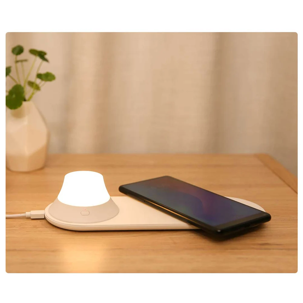 

LED Flicker-Free Eye Caring Night Light with Wireless Phone Charger for Reading QJ888
