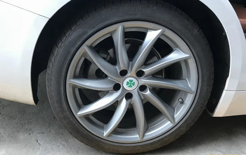4 шт. зеленый Four Leaf Clover для Alfa Romeo алюминия эмблема логотип Chrome Стикеры стайлинга автомобилей Ступица колеса центр декорацией