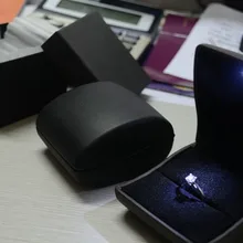 DHL 7*6.5*4.5 см 50 шт./лот высокое Класс черного цвета из искусственной кожи LED кольцо ювелирных изделий упаковочной коробки для свадьбы