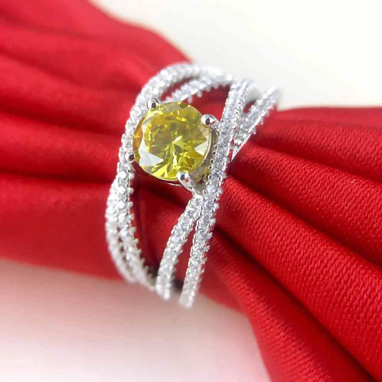 

Pure Silver Original Yellow 0.8 Ct Sythetic Diamant Silver Wedding Cross Knot Wedding S925 Ring Jewelry (JSA)