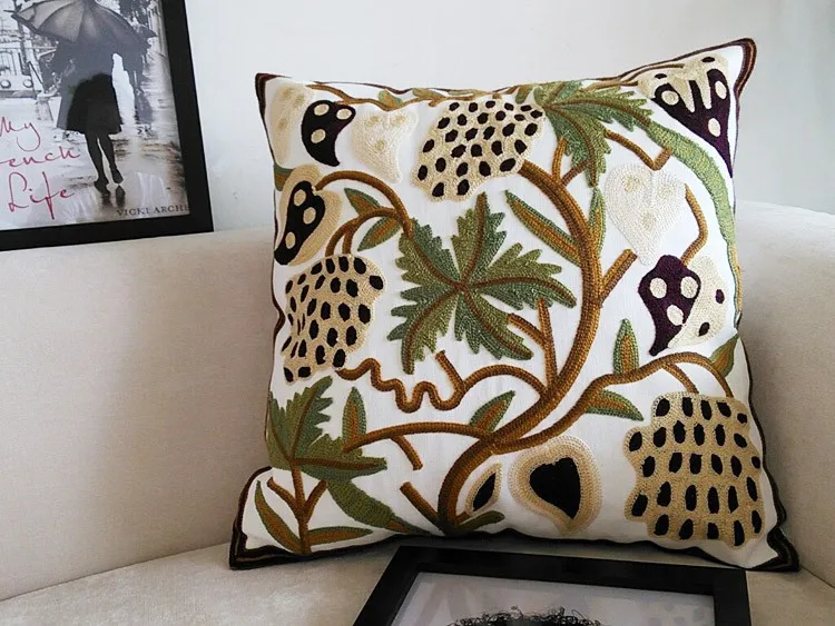 Housse de coussin canapé brodée