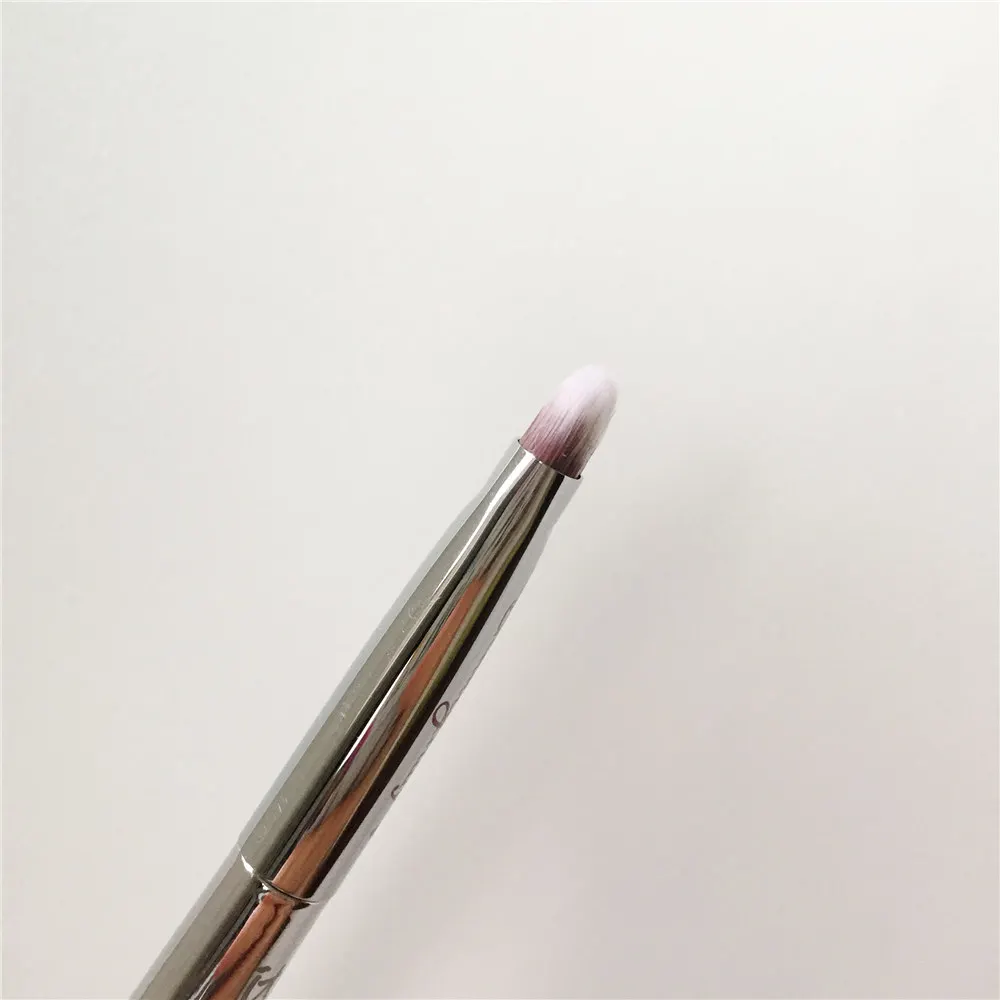 It Cosmetics Live Beauty Fully 221 Eye Smudge Brush _ 3