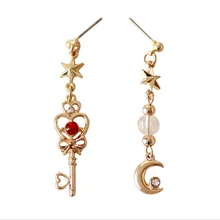 Японского аниме золото Цвет звезды с красный, белый кристалл Сейлор Мун Волшебная палочка ключ Форма Висячие серьги для Обувь для девочек Подарки для детей