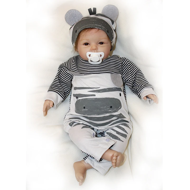Cartoon-stil 22 Zoll Reborn Babypuppe Weichen Silikon Touch Echt Cosplay Grau Ratte Junge mit Verwurzelt Mohair Puppe Neue Entwickelt