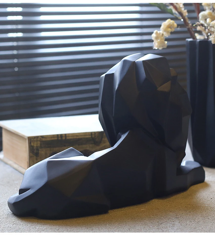 Nordic Lion Figurine Detail