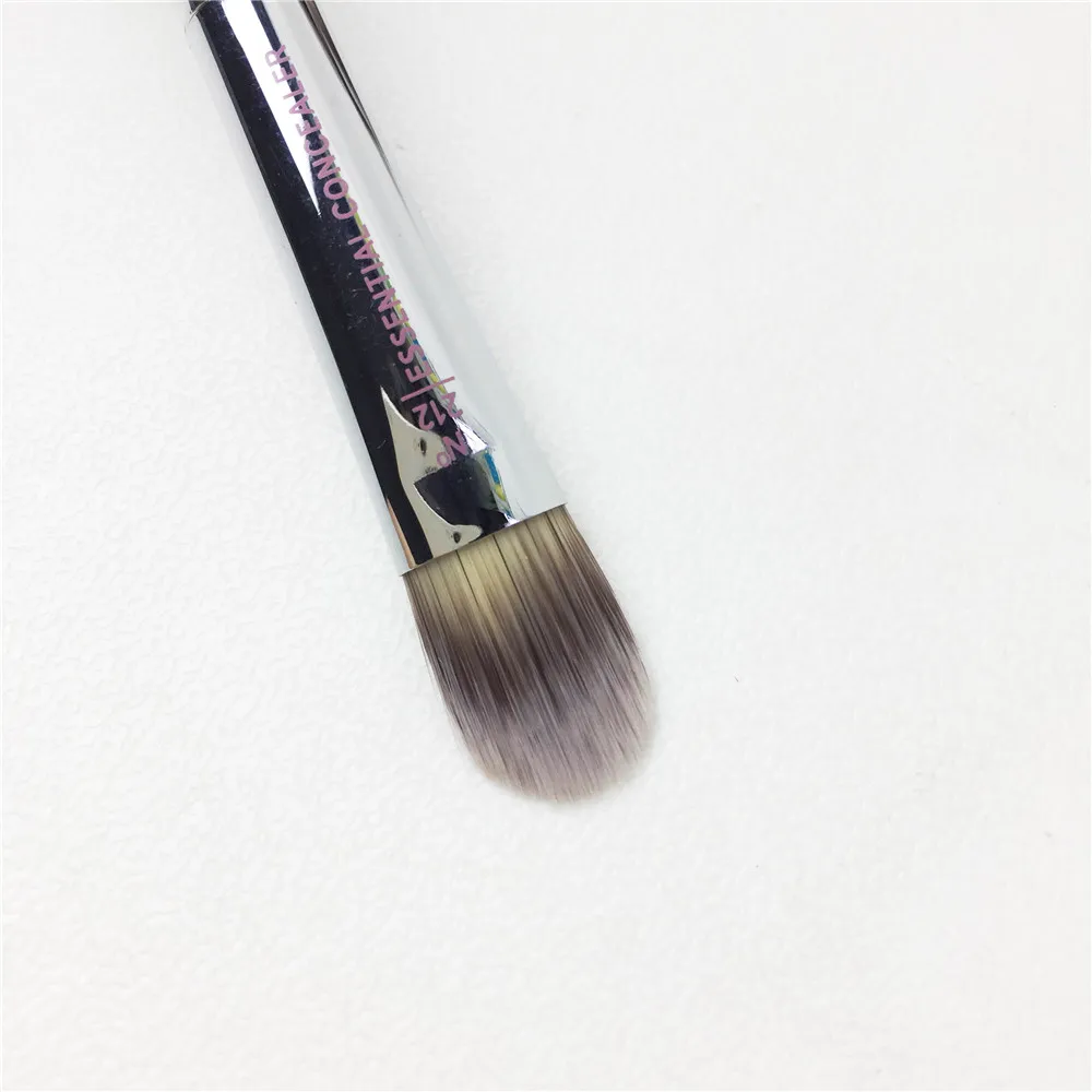 It Cosmetics Live Beauty Fully 212 Essential Concealer Brush _ 1