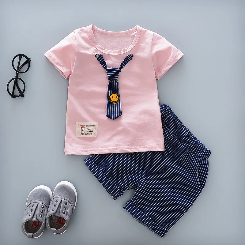 Коллекция года, летняя одежда для маленьких мальчиков новые комплекты повседневной одежды для мальчиков футболка с короткими рукавами и галстуком+ шорты в полоску комплект одежды из 2 предметов - Цвет: Розовый