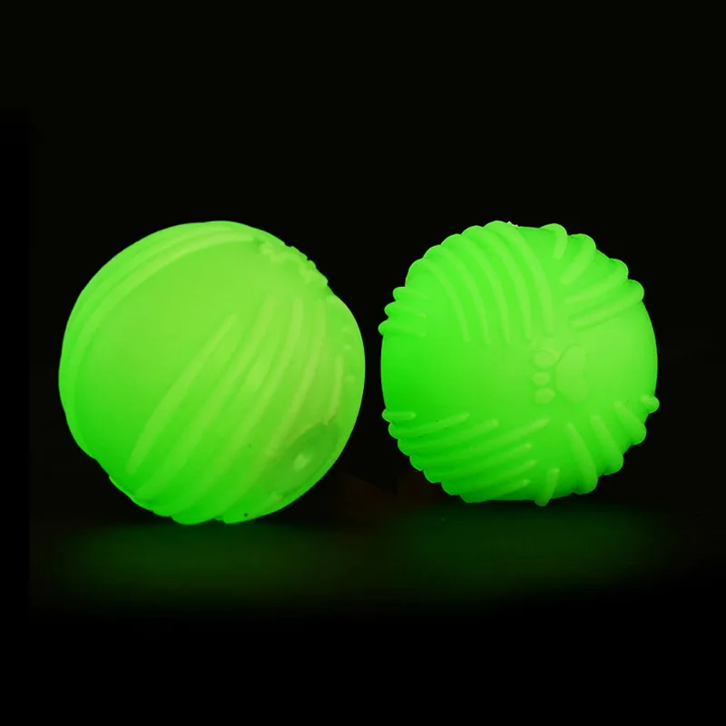 Игрушка мяч для собаки зеленый светящийся в темноте TPR для собаки играющий мяч звук скрипучий молярный интерактивные игрушки 2 pcs A