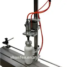 Напольный пневматический винтовой укупорочный станок со столом для производственной линии