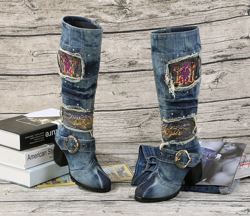 Женские сапоги до колена из джинсовой ткани синего цвета; зимние сапоги на высоком квадратном каблуке 8 см; Bota Feminina; женская обувь с пряжкой и кристаллами; bottine femme