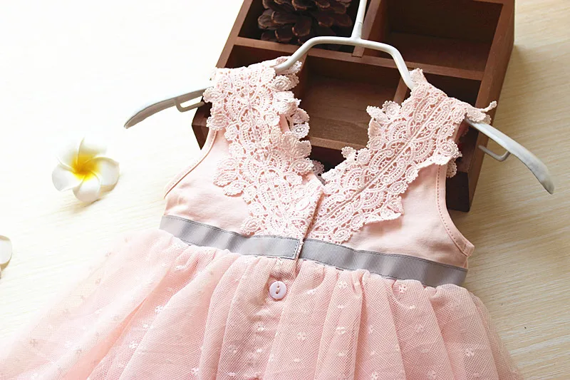 Розничная, новинка года, летнее кружевное платье принцессы с v-образным вырезом и бантом для новорожденных платье для маленьких девочек Милая одежда для малышей бальное платье, 3 цвета, zq109