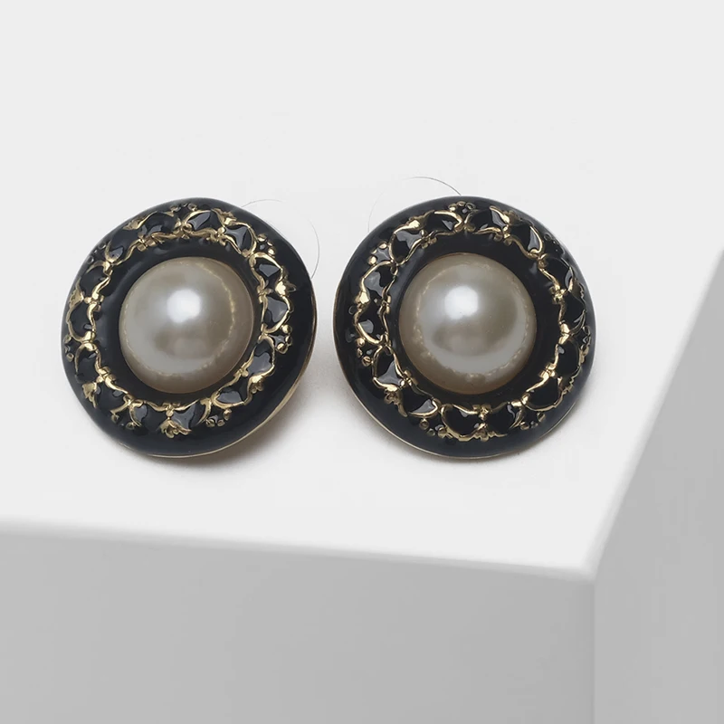 

Round engraved vintage elegant pearl stud earrings