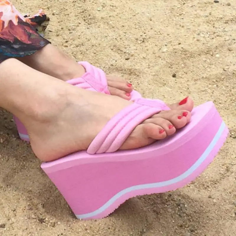 preço 2018 Mulheres Na Moda Sólidos Engrosse Flatform Sapatos de Praia Plataforma Flip Flops Sandálias Cunhas Elegantes sapatos de Salto Alto Antiderrapante Sapatos de Praia