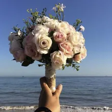 Портбукет с цветами, лес, белая роза, ягоды невесты, держащей искусственные цветы, свадьба